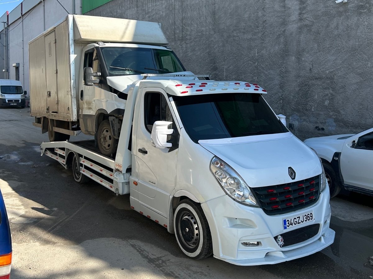 Adana Sarıçam'da devrilen aracın vinç ile doğrultulması