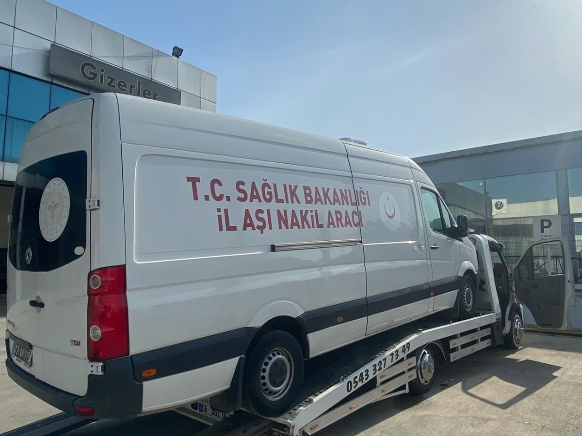 Adana Pozantı'da kamyon çekici ile ağır vasıta taşıma